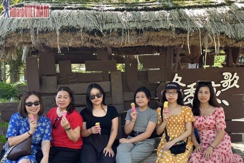 Khách chụp ảnh lưu niệm