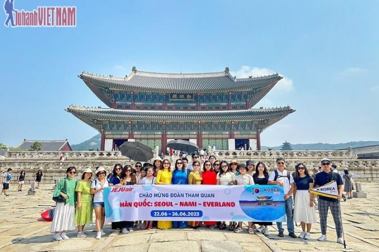 Khách chụp ảnh lưu niệm