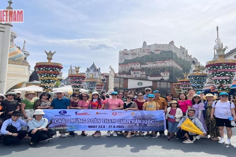 Khách chụp ảnh lưu niệm