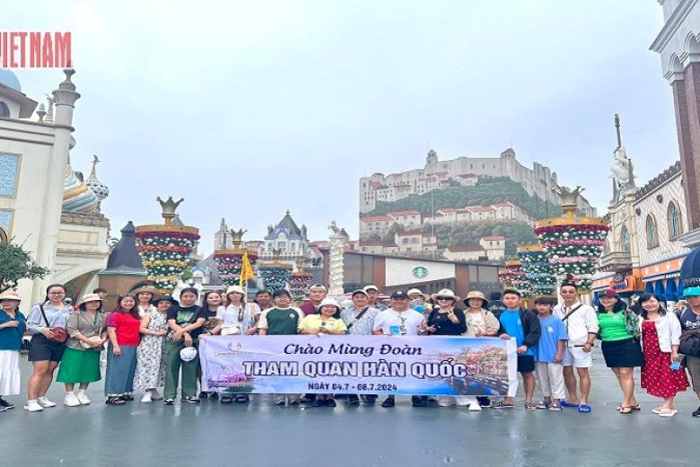 Khách chụp ảnh lưu niệm