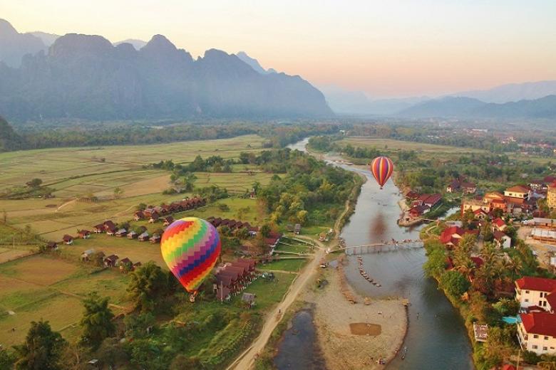 Khám phá rừng núi thượng Lào bằng khinh khi cầu