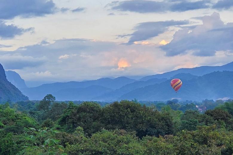 Khám phá rừng núi thượng Lào bằng khinh khi cầu