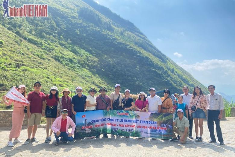 Khách chụp ảnh lưu niệm