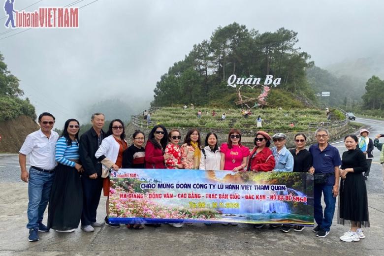 Khách chụp ảnh lưu niệm