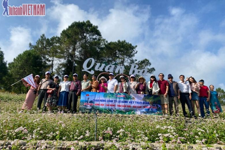 Khách chụp ảnh lưu niệm