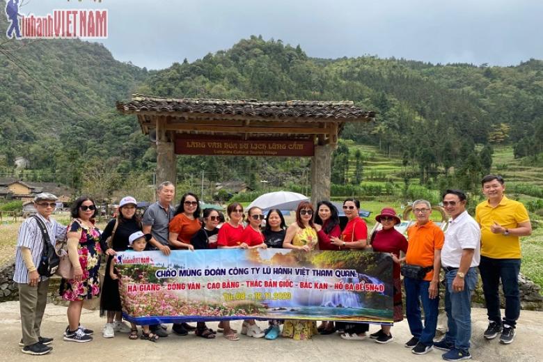 Khách chụp ảnh lưu niệm