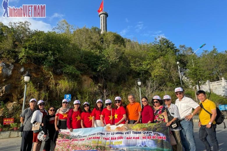 Khách chụp ảnh lưu niệm