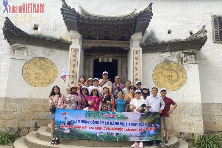 Khách chụp ảnh lưu niệm