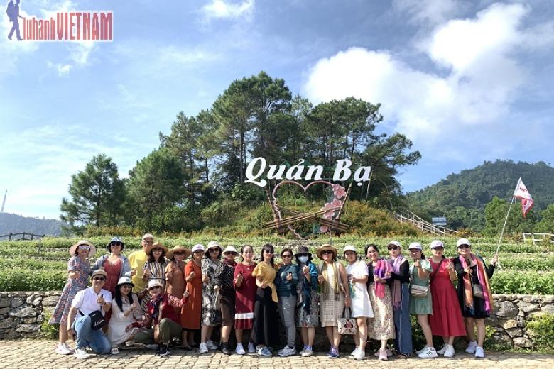 Khách chụp ảnh lưu niệm