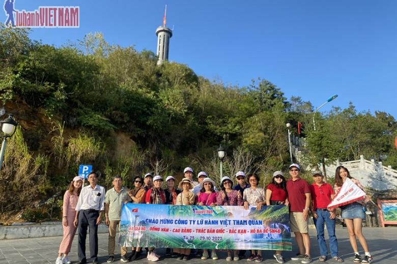 Khách chụp ảnh lưu niệm