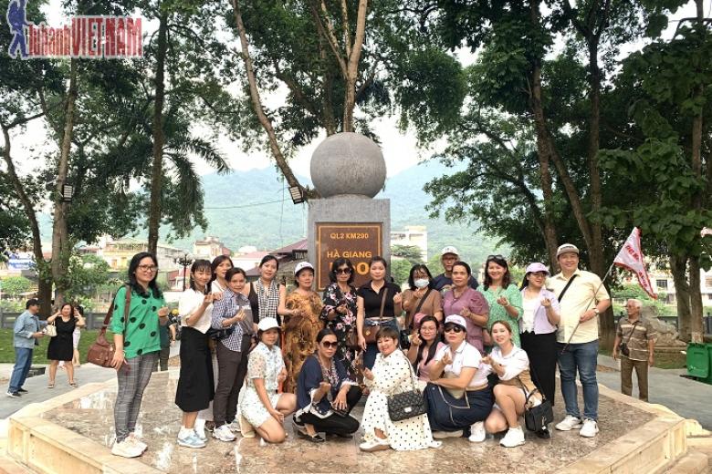 Khách chụp ảnh lưu niệm