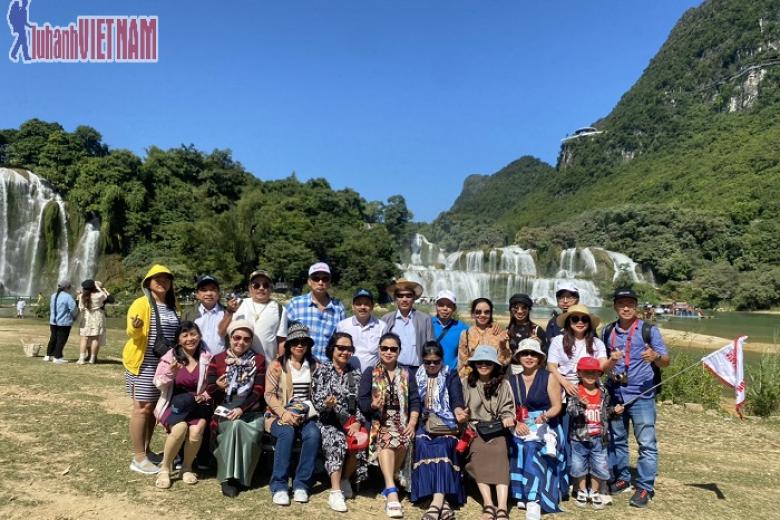 Khách chụp ảnh lưu niệm