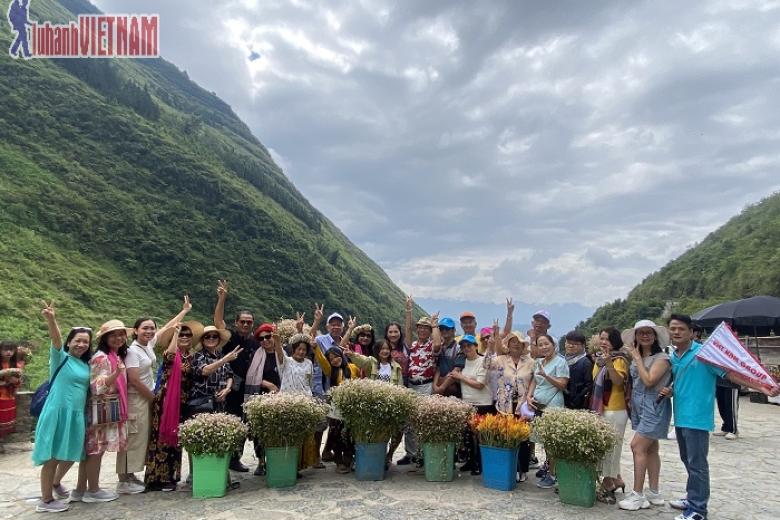 Khách chụp ảnh lưu niệm