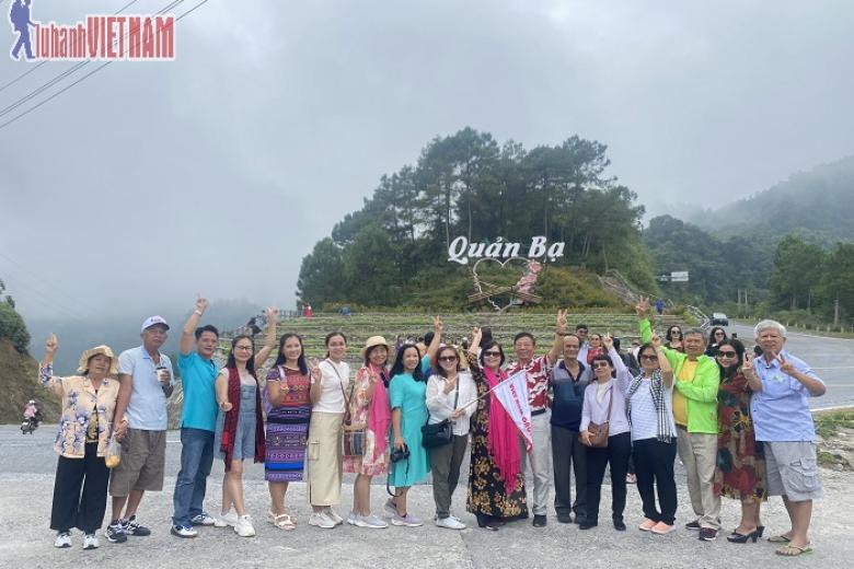 Khách chụp ảnh lưu niệm