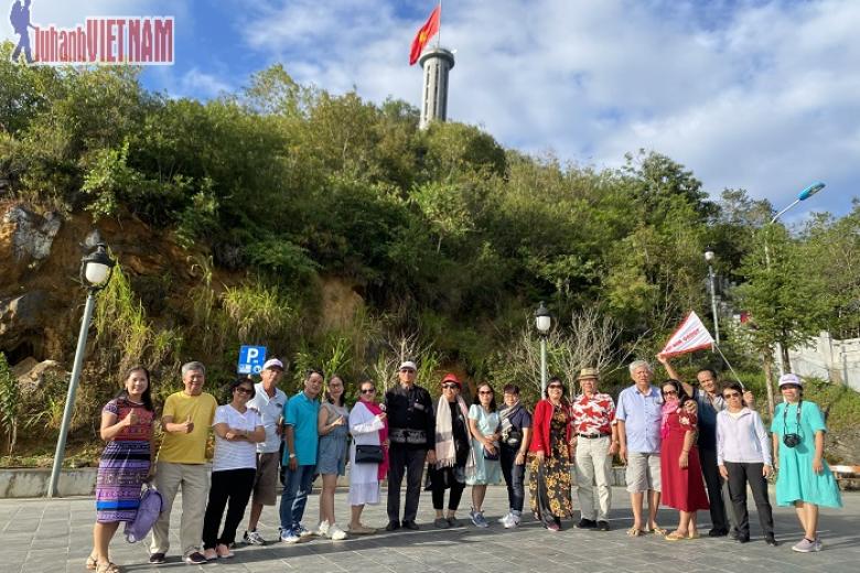 Khách chụp ảnh lưu niệm