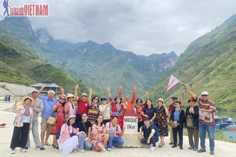 Khách chụp ảnh lưu niệm