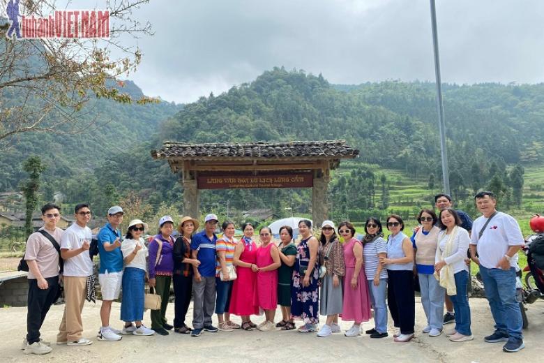 Khách chụp ảnh lưu niệm