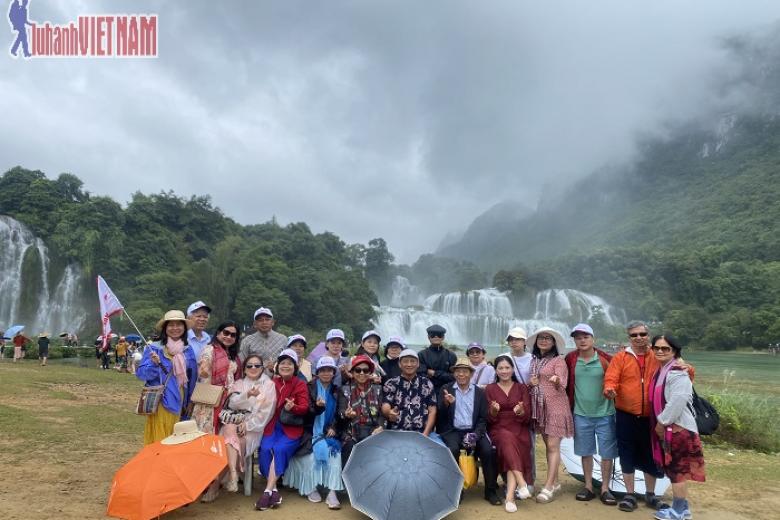 Khách chụp ảnh lưu niệm