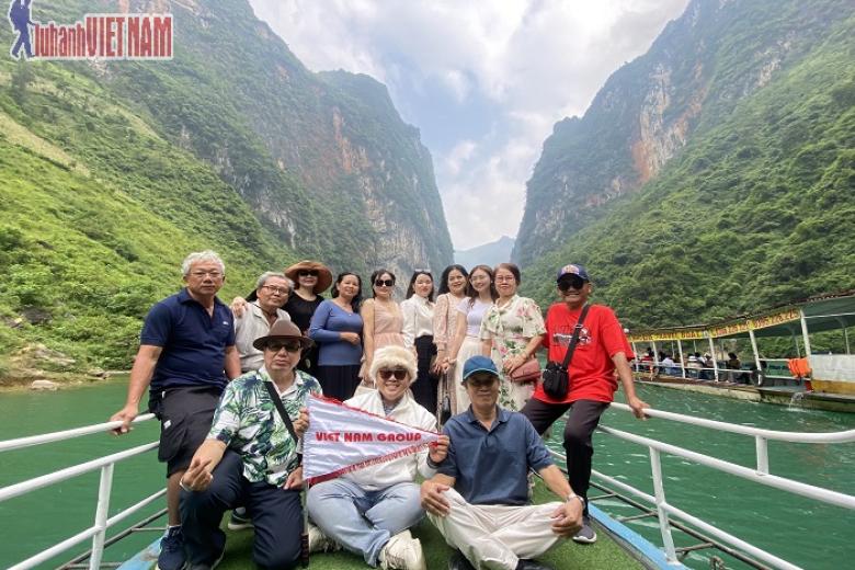 Khách chụp ảnh lưu niệm