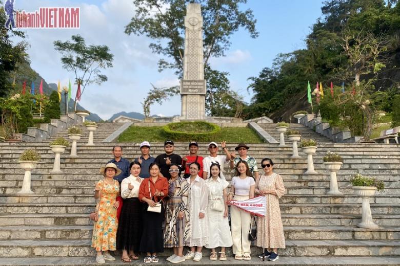 Khách chụp ảnh lưu niệm