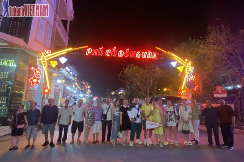 Khách chụp ảnh lưu niệm