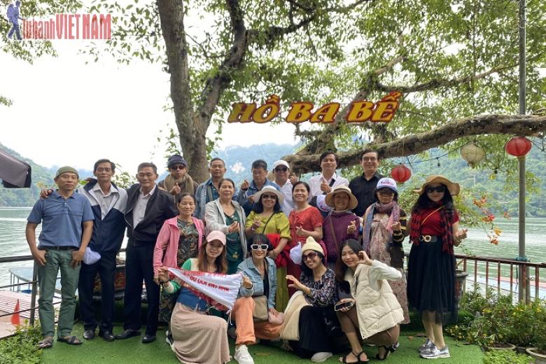 Khách chụp ảnh lưu niệm