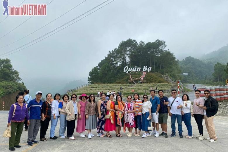 Khách chụp ảnh lưu niệm