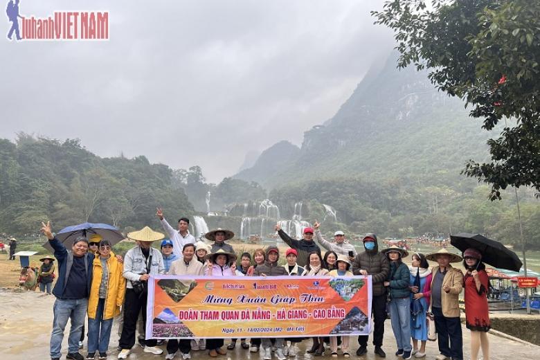 Khách chụp ảnh lưu niệm