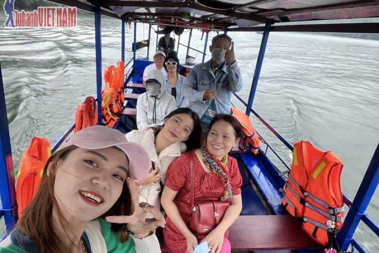 Khách chụp ảnh lưu niệm