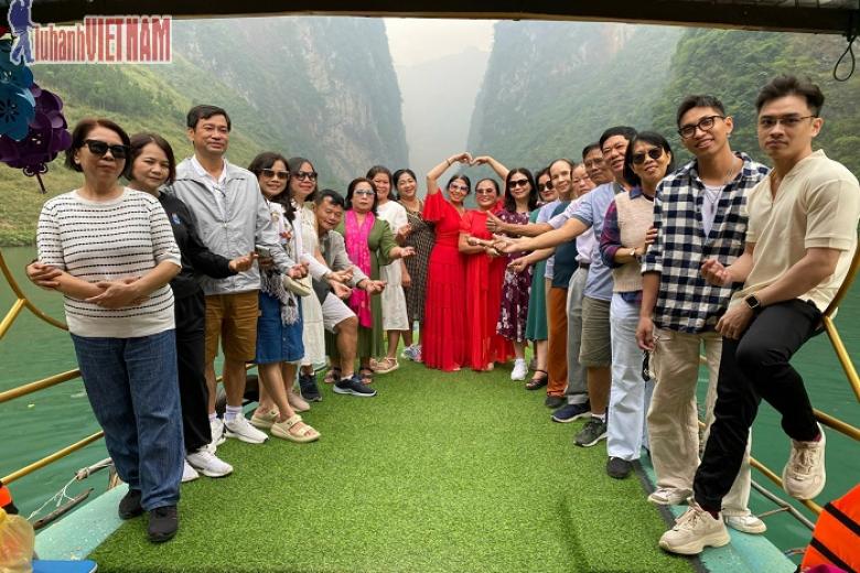 Khách chụp ảnh lưu niệm