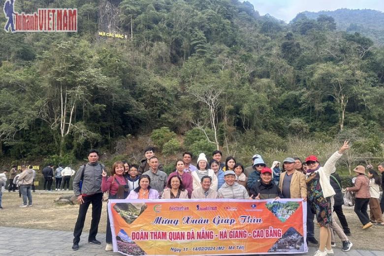 Khách chụp ảnh lưu niệm