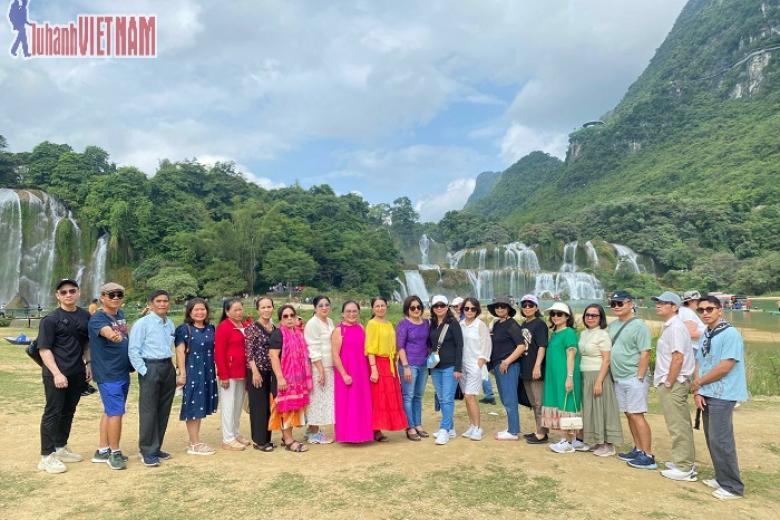 Khách chụp ảnh lưu niệm