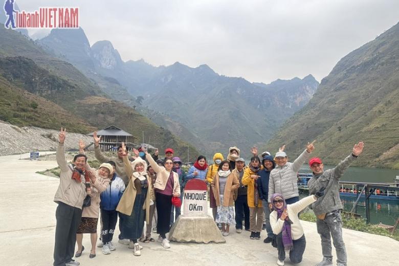 Khách chụp ảnh lưu niệm