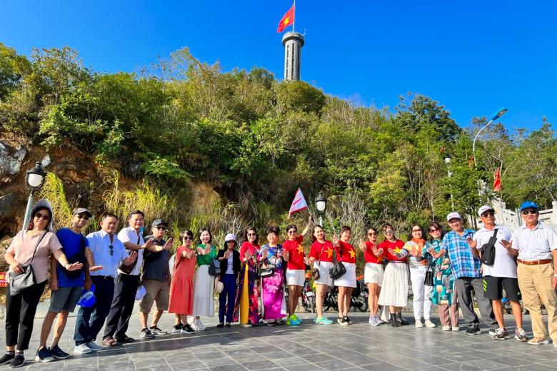 Khách chụp ảnh lưu niệm