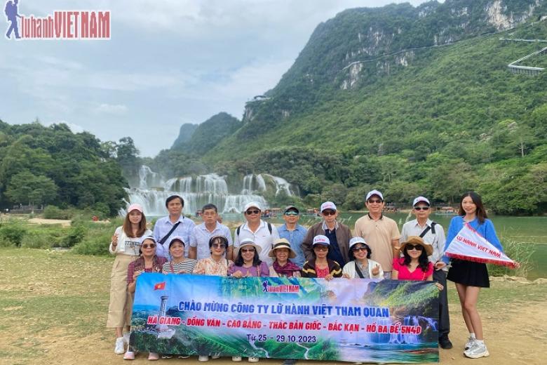 Khách chụp ảnh lưu niệm