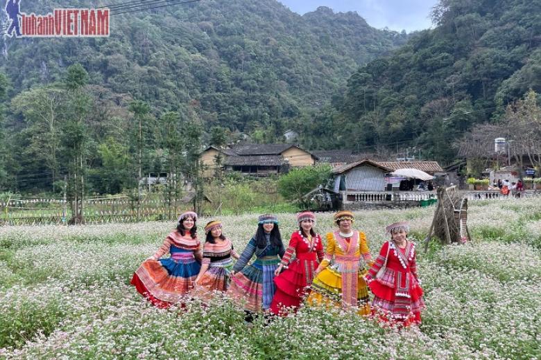 Khách chụp ảnh lưu niệm