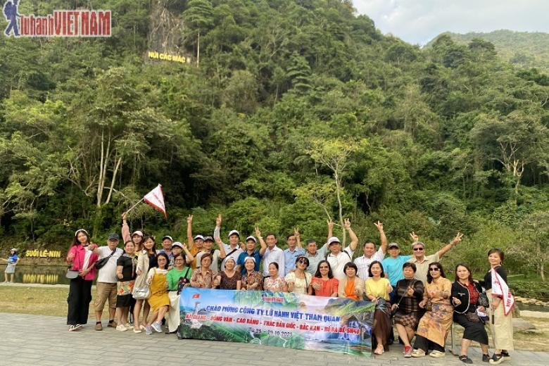 Khách chụp ảnh lưu niệm