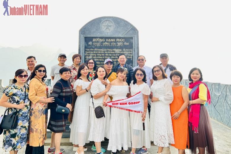 Khách chụp ảnh lưu niệm