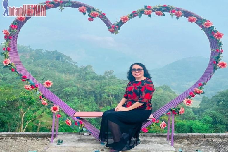 Khách chụp ảnh lưu niệm