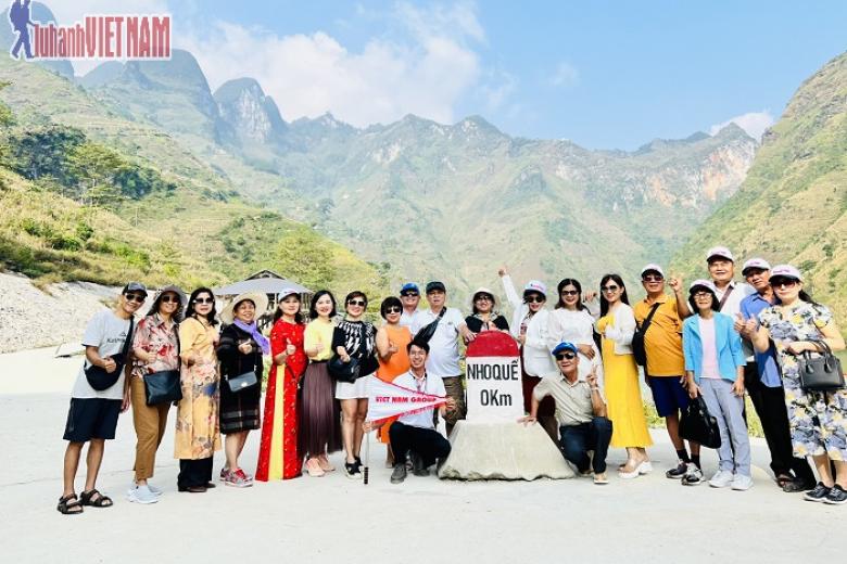 Khách chụp ảnh lưu niệm