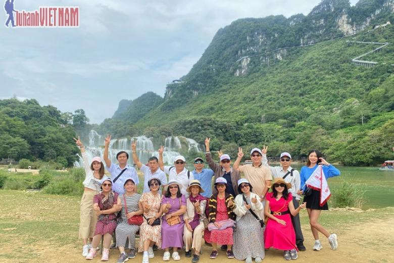 Khách chụp ảnh lưu niệm