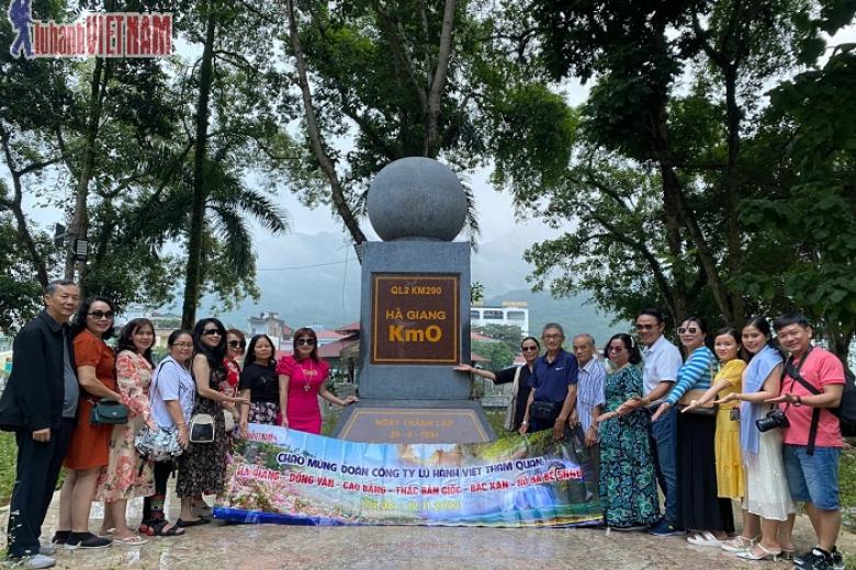 Khách chụp ảnh lưu niệm