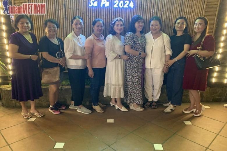 Khách chụp ảnh lưu niệm