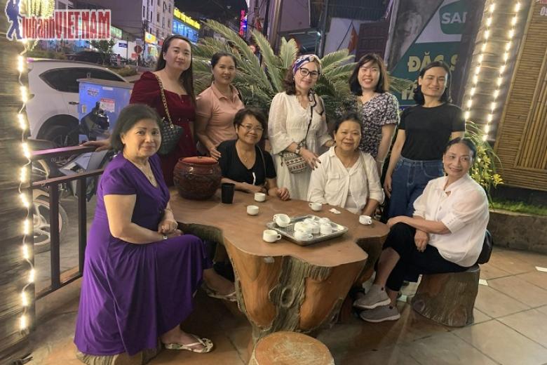 Khách chụp ảnh lưu niệm