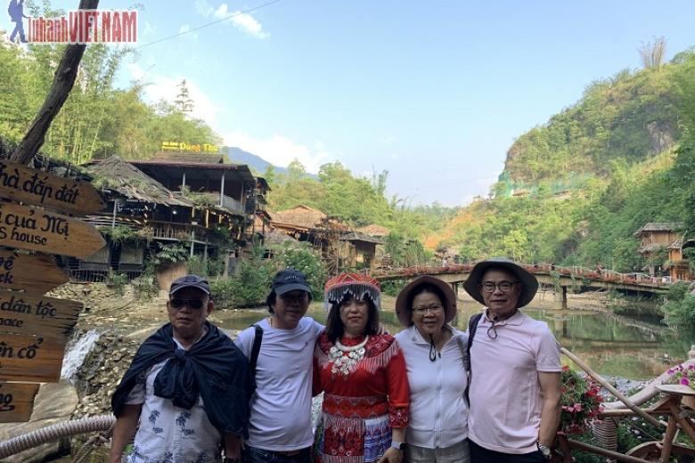 Khách chụp ảnh lưu niệm