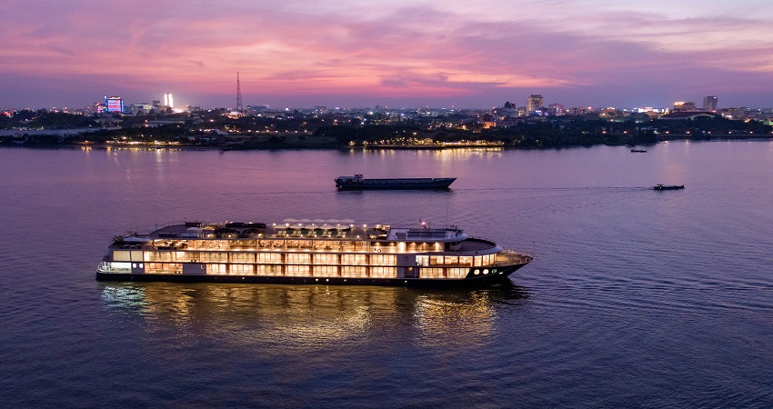 Du thuyền trên sông Hậu