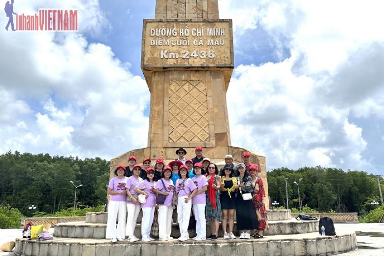 Khách chụp ảnh lưu niệm