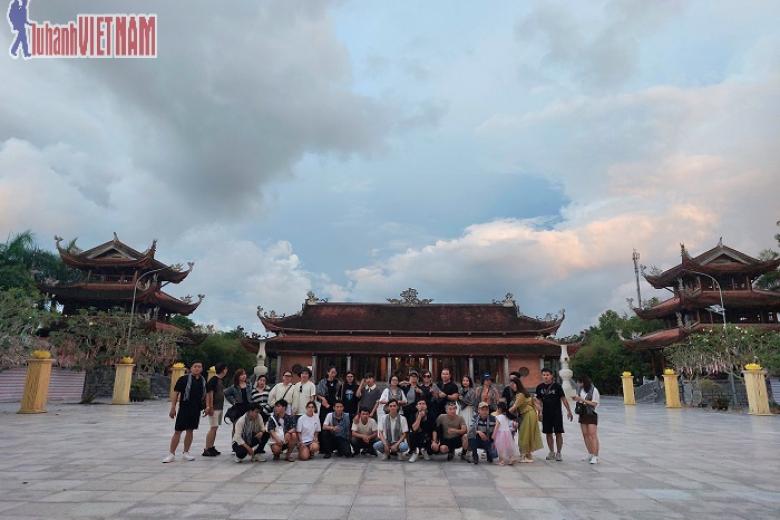 Khách chụp ảnh lưu niệm