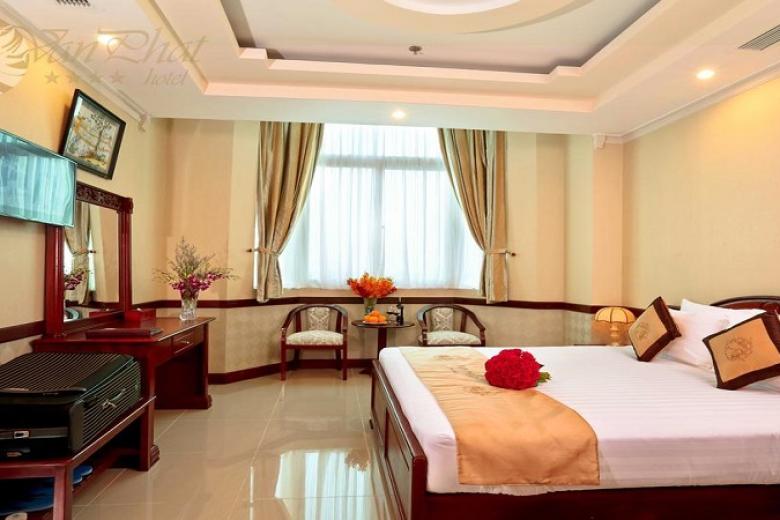 Khách sạn Vạn Phát Riverside