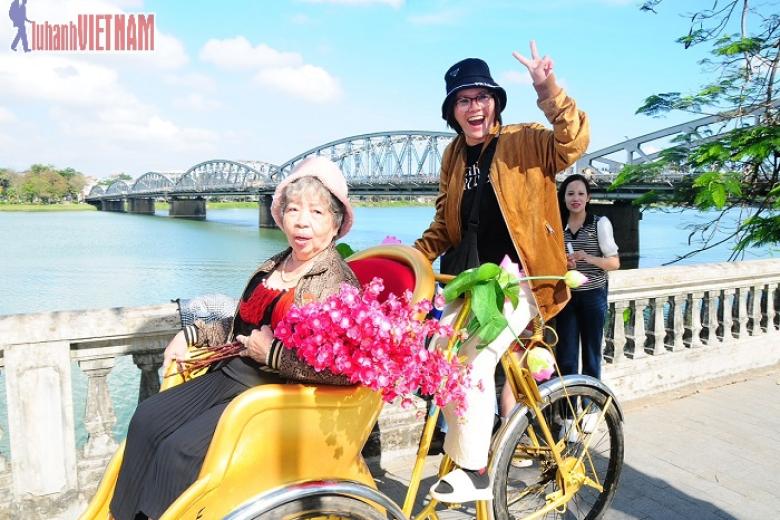 Khách chụp ảnh lưu niệm